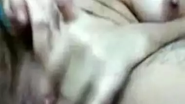 Hairy thighs desi babe play with pussy