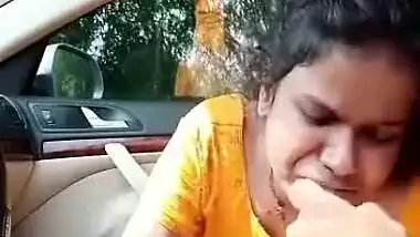 Marathi Randi giving blowjob inside car