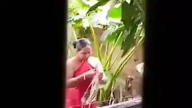 Neighbor bhabhi bathing outdoor spy cam MMS