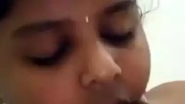 Super horny Indian Girl pussy fingering MMS