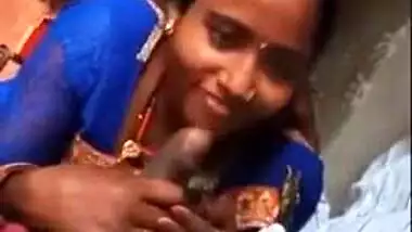 Desi bhabhi sucking with audio