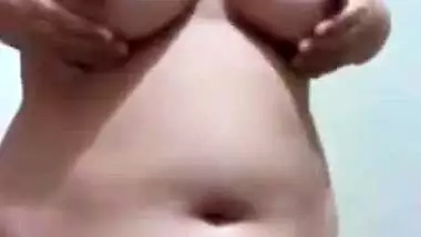 Desi Bhabi Showing her big boob