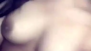 Desi hottie is online just to expose naked titties for XXX wankers
