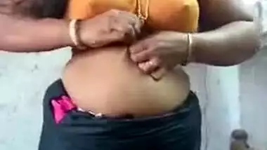 Desi aunty showing her boobs