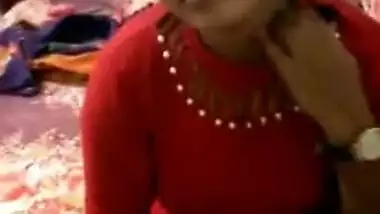 Dude coaxes his cute Desi girlfriend to pose naked for XXX camera