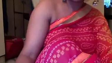 Whore welcomes Desi viewers to see her huge sex parts during XXX posing