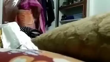 Spy Cam record Desi Aunty wearing Saree