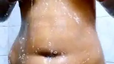 Real desi girl inserting brinjal in her sweet pussy