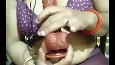 Milf strips and shows her naked body in the Tamil sex video