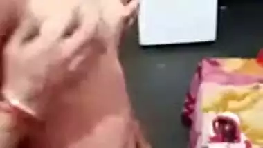 Fucker touches Desi girl's XXX body parts in the homemade MMS video