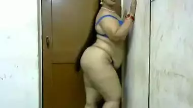 Chubby and masked Desi camgirl shakes big XXX booty in the bathroom