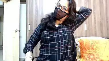 Sexy corona masked Indian girl with missing fingers solo