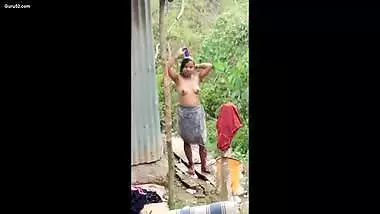 Daring desi girl showing boob and pussy