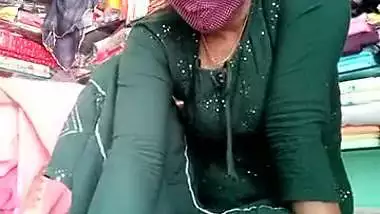 Horny Desi XXX woman in green salwar shows her ass and pussy