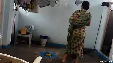 South indian sunita bhabhi nude saree change caught by devar voyeur cam