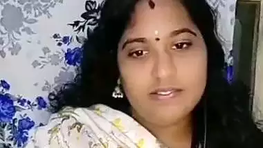 Telugu tanker bhabhi showing and pressing huge boobs