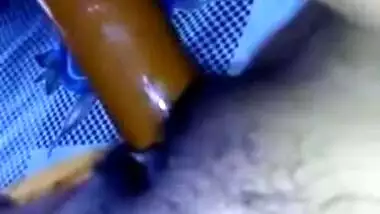 Horny desi wife musterbet her juicy pussy