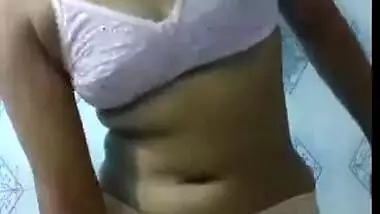 Sexy Muslim Bhabi showing her naked sss